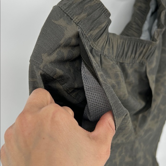 Vuori Men’s Camo Athletic Shorts Olive Green Size L Performance Lined - Picture 8 of 12